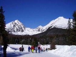 Ein Weg zum Skigebiet Strbske Pleso